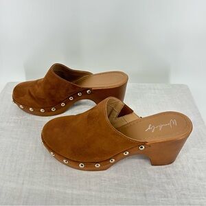 Wonderly Tan Suede Women's Clogs. Size 8